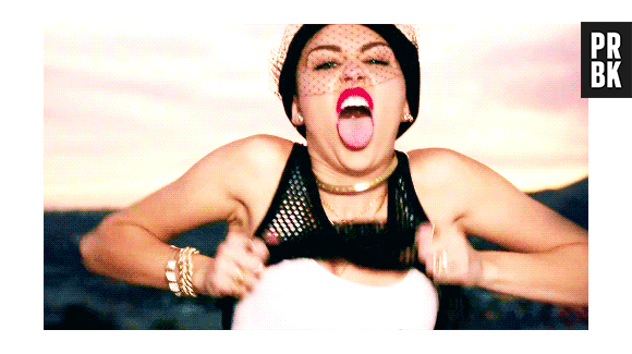 Miley Cyrus recebe críticas pesadas de americanos após deixar mamilo à mostra no VMA 2015