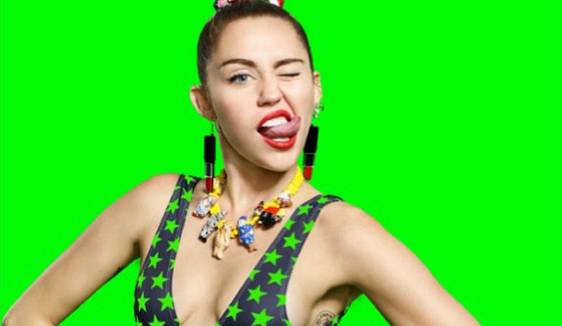 Miley Cyrus recebe críticas pesadas de americanos após deixar mamilo à mostra no VMA 2015