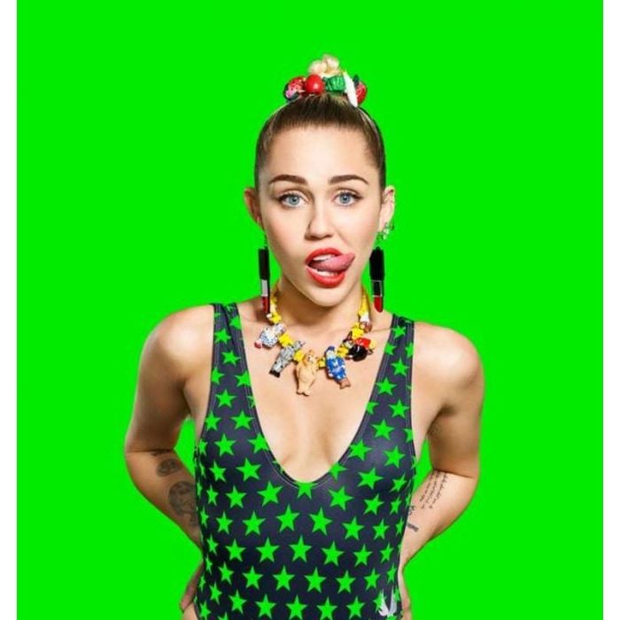Audiêndia americana diz que peitos de Miley Cyrus no VMA 2015 são nojentos e obscenos