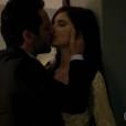 Em "Verdades Secretas": Angel (Camila Queiroz) e Alex (Rodrigo Lombardi) são flagrados por Carolina (Drica Moraes)