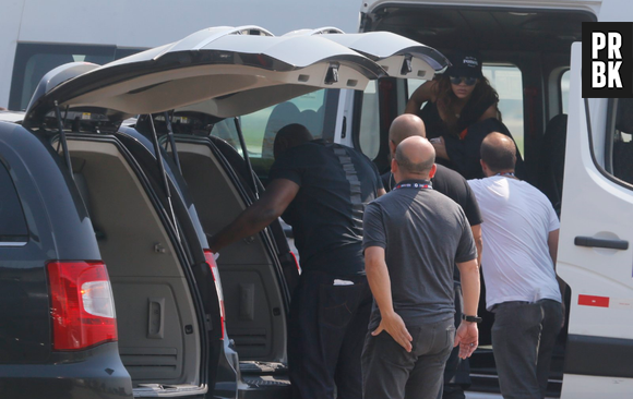 Rihanna chega no Brasil e é recebida pelos fãs com hashtag no Twitter