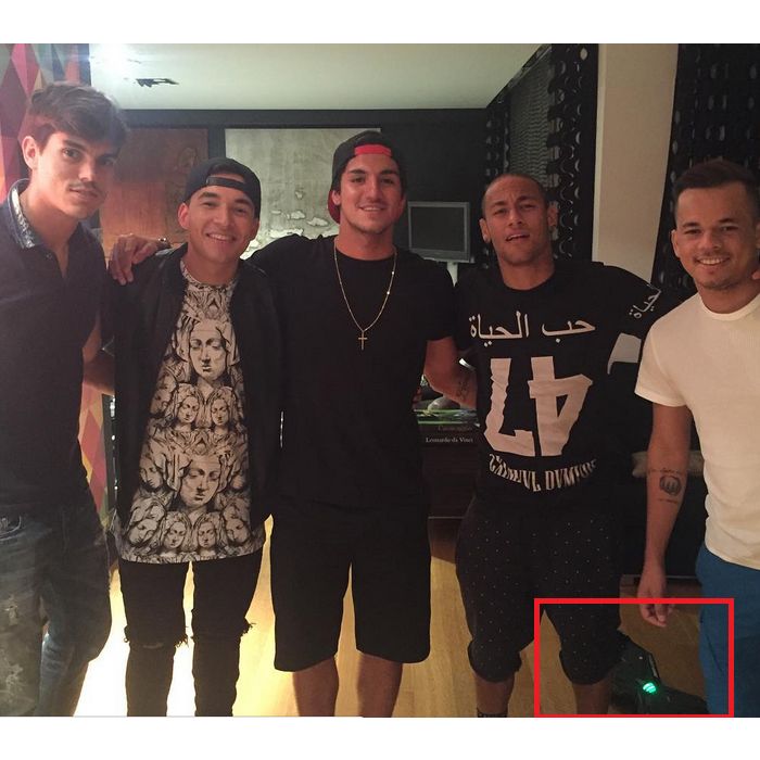 Até na foto dos amigos Neymar e Gabriel Medina... Olha hoverboard lá!