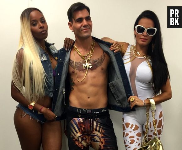 Ninfa, interpretada por Roberta Rodrigues, é uma das "Merlozetes" em "A Regra do Jogo"