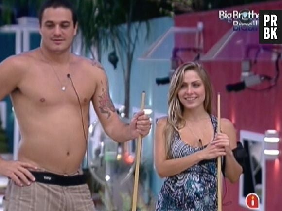 Se você acha que foi pouco, se engana. Renatinha também se envolveu com Rafa, no "BBB12"