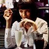 Uma peruquinha preta, uma blusa branca e um nariz sangrando. Isso te lembra alguma coisa? A Mia Wallace (Uma Thurman), de "Pulp Fiction", é claro!