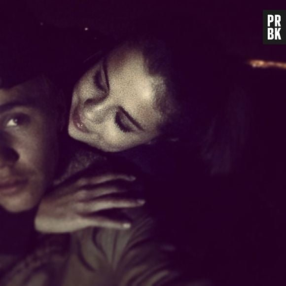 Justin Bieber posta foto ao lado de Selena Gomez: "Eu amo o jeito que você me olha"