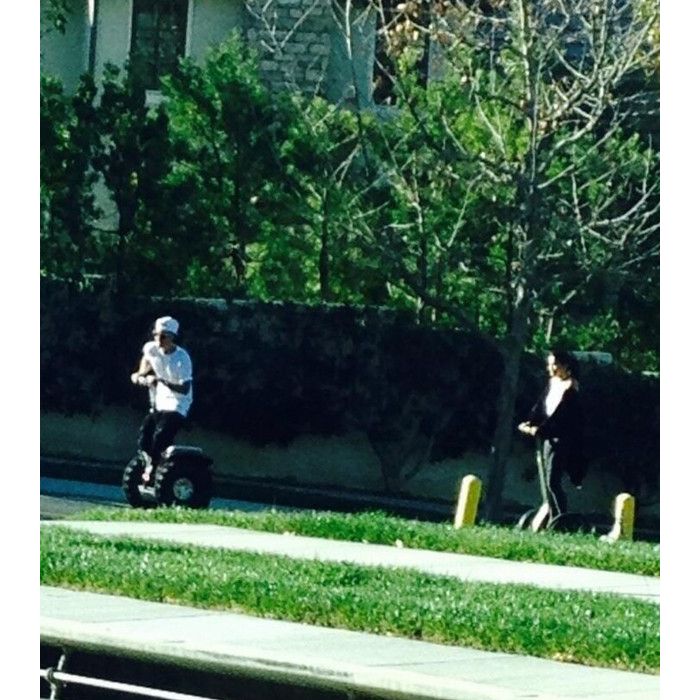 Selena Gomez e Justin Bieber foram flagrados dando um rolé de diciclo nas ruas perto do condomínio do cantor