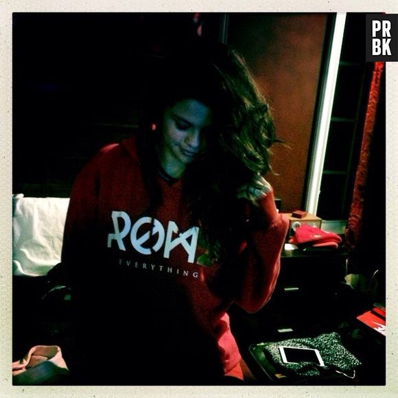 Selena Gomez posou sexy com a camisa de Romeo Miller, seu amigo