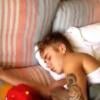 Tati Neves grava Justin Bieber dormindo