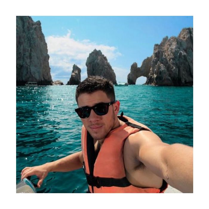 O que é mais bonito? Nick Jonas ou a paisagem?
