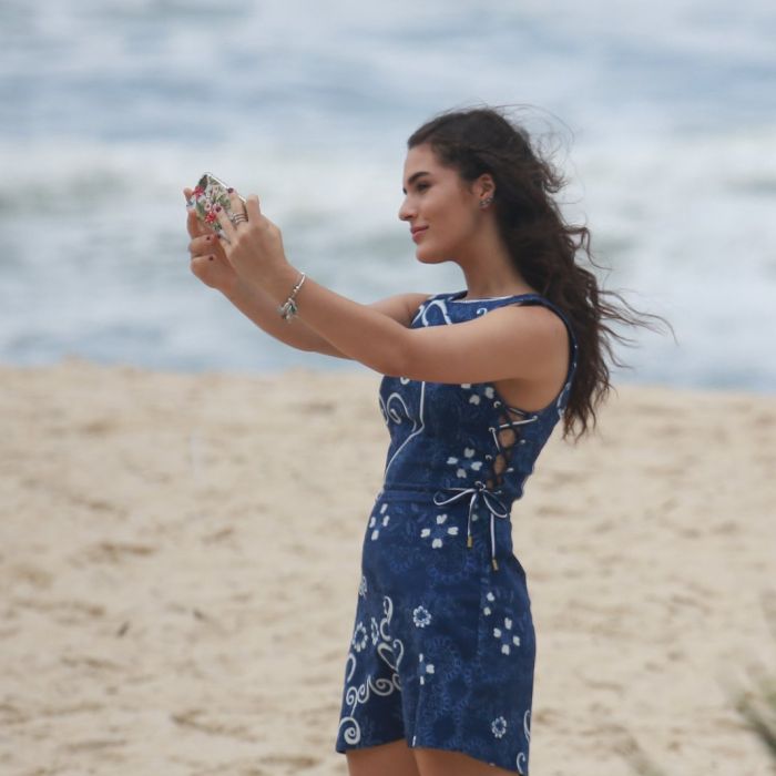 Lívian Aragão faz selfie durante ensaio fotográfico de vestido