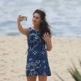 Lívian Aragão, de "Malhação", faz selfie durante sessão fotográfica no Rio