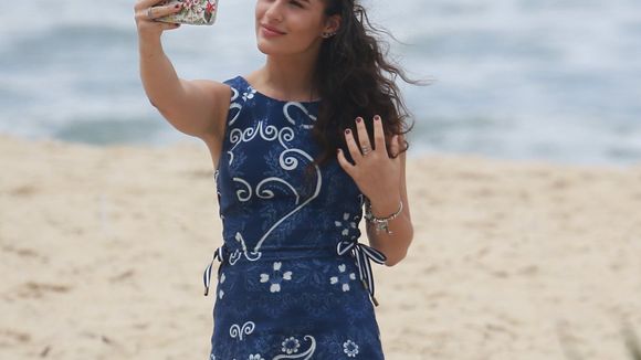 Lívian Aragão, de "Malhação", faz ensaio fotográfico e sensualiza vestidinho na praia