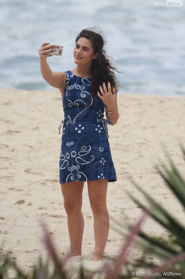 Lívian Aragão, de "Malhação", faz selfie durante sessão fotográfica no Rio
