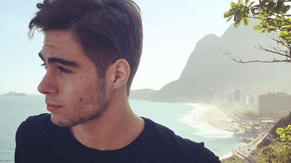 Rafael Vitti, ex-"Malhação", esquece Isabella Santoni e é flagrado com nova namorada!