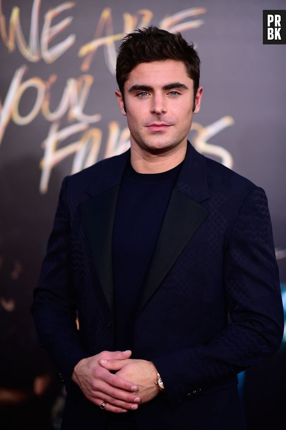 Zac Efron no lançamento de "Amigos, Música e Festa". Que diferença, hein?