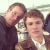 Ansel Elgort tira selfie com Jonh Green nos bastidores de "A Culpa é das Estrelas"