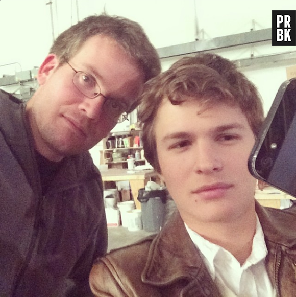 Ansel Elgort tira selfie com Jonh Green nos bastidores de "A Culpa é das Estrelas"