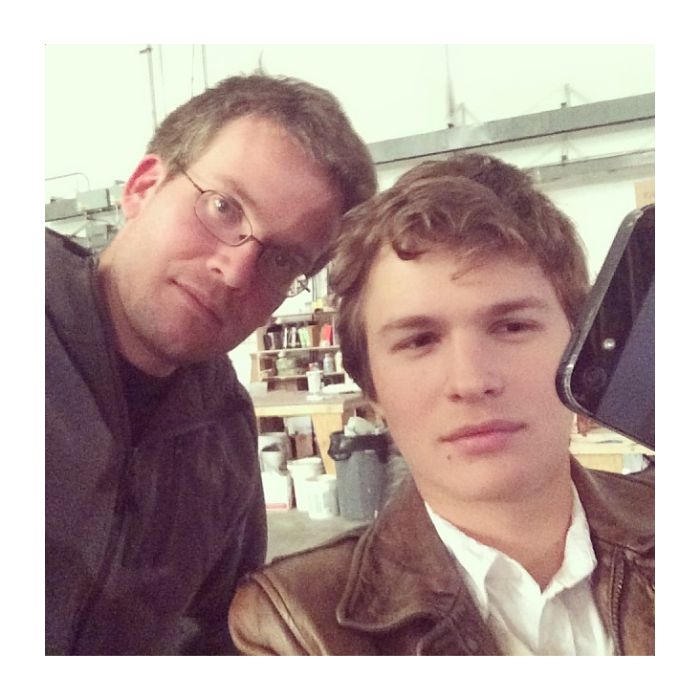 Ansel Elgort tira selfie com Jonh Green nos bastidores de &quot;A Culpa é das Estrelas&quot;