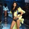 Bruna Lirio foi uma das brasileiras na passarela Victoria's Secret Fashion Show 2015