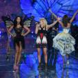 Substituindo Rihanna, Ellie Goulding cantou seus hits no Victoria's Secret Fashion Show 2015