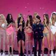 Ellie Goulding fechou o Victoria's Secret Fashion Show 2015 com "Love Me Like You Do" e todos no palco!