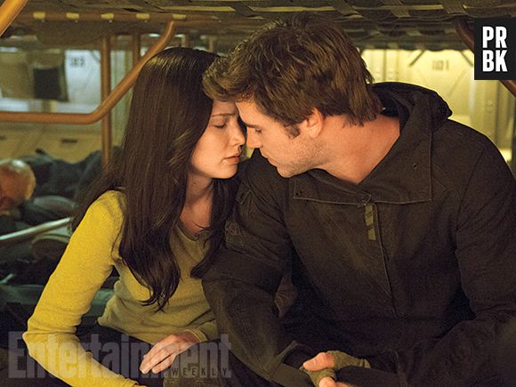 Katniss (Jennifer Lawrence) e Gale (Liam Hemsworth) quase se beijam em "Jogos Vorazes: A Esperança - O Final"