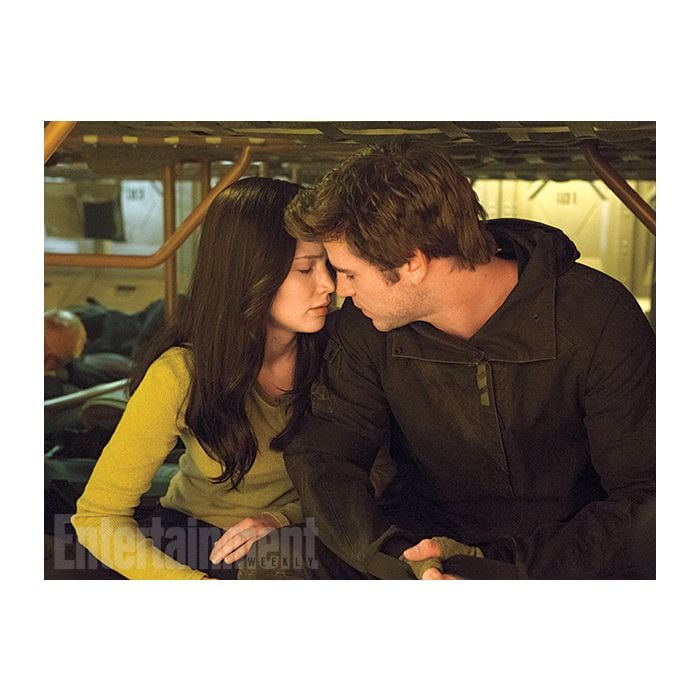 Katniss (Jennifer Lawrence) e Gale (Liam Hemsworth) quase se beijam em &quot;Jogos Vorazes: A Esperança - O Final&quot;