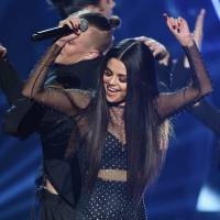Selena Gomez bate recordes nas redes sociais e comemora com apresentação bombástica no AMA 2015