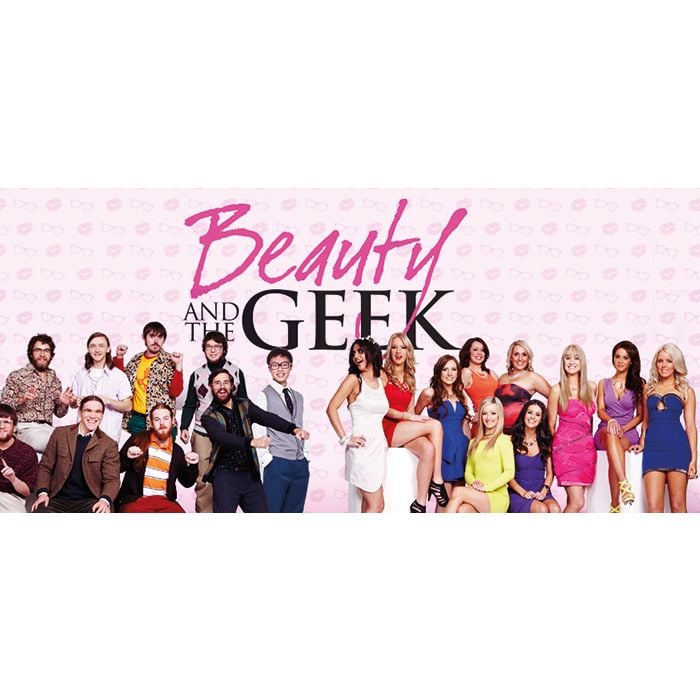 Em &quot;Beauty and the Geek&quot;, um grupo de nerds e mulheres gostosas ficam confinados em uma casa onde precisam passar por várias provas.