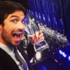 Ian Somerhalder mostra seu "People's Choice Awards" recém-conquistado!