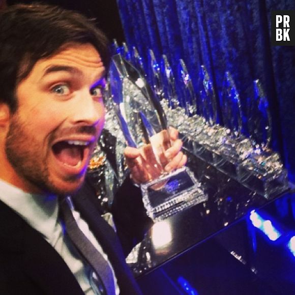 Ian Somerhalder mostra seu "People's Choice Awards" recém-conquistado!