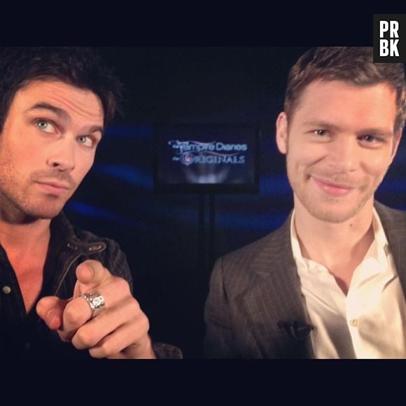 Ian Somerhalder fez um clique ao lado de Joseph Morgan em uma coletiva de imprensa!