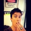 Ian Somerhalder postou uma foto bricando com uma plaquinha 'Cuidado com os vampiros' no set de gravação!