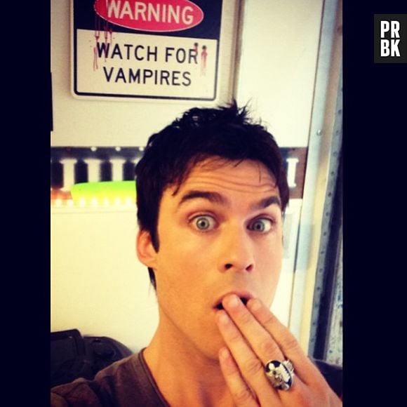 Ian Somerhalder postou uma foto bricando com uma plaquinha 'Cuidado com os vampiros' no set de gravação!