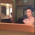 Na onda das selfies, Ian Somerhalder tirou foto no espelho!