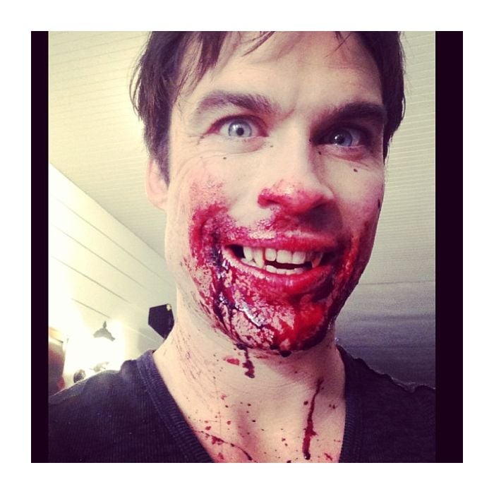 O astro de &quot;The Vampire Diaries&quot;, Ian Somerhalder, mostra sua maquiagem para o vampiro Damon!