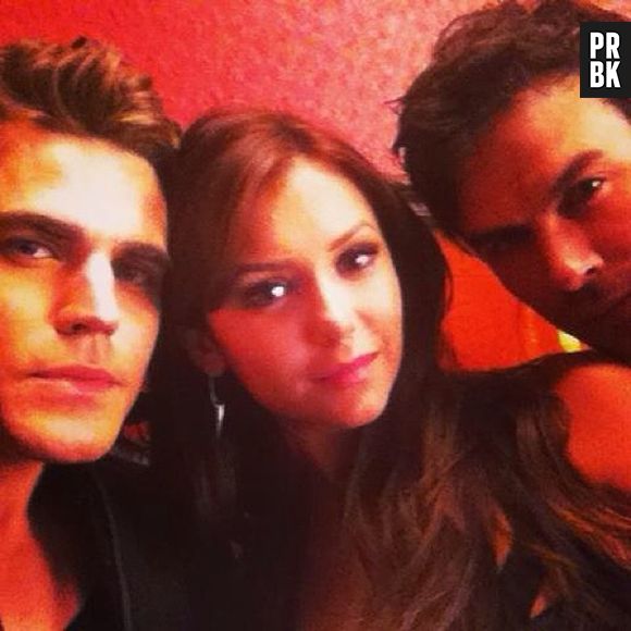 Ian Somerhalder tirou uma foto em grupo com seus companheiros de elenco Nina Dobrev e Paul Wesley