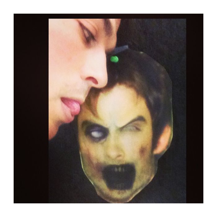 Ian Somerhalder brincou no Halloween com uma máscara feita com seu próprio rosto!