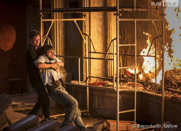 Em "Totalmente Demais", Arthur (Fábio Assunção) tira Jonatas (Felipe Simas) e Eliza (Marina Ruy Barbosa) de incêndio