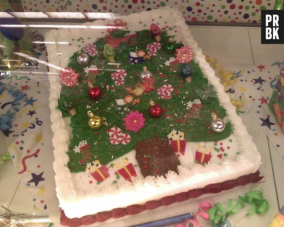 Esse bolo de Natal está com uma cara ótima, só precisam tirar esses enfeites verdadeiros