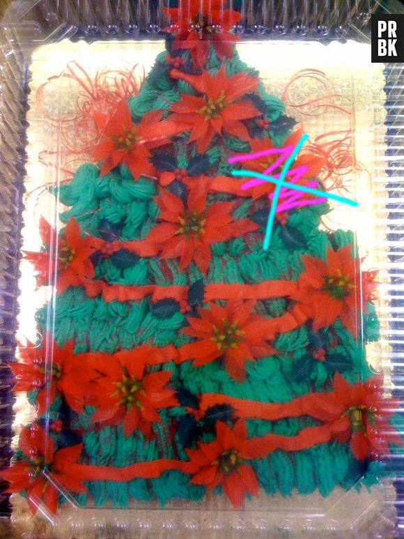 Esse bolo de Natal ficou tão perfeito que essas folhas até parecem ser de verdade. Mas pera... Aquilo ali são baratas?!