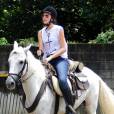 Camila Queiroz teve que aprender andar de cavalo para papel em "Êta Mundo Bom"