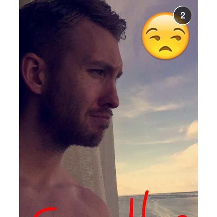 Calvin Harris está sempre postando uma foto sem camisa no Snapchat e também faz um vídeos divertidos