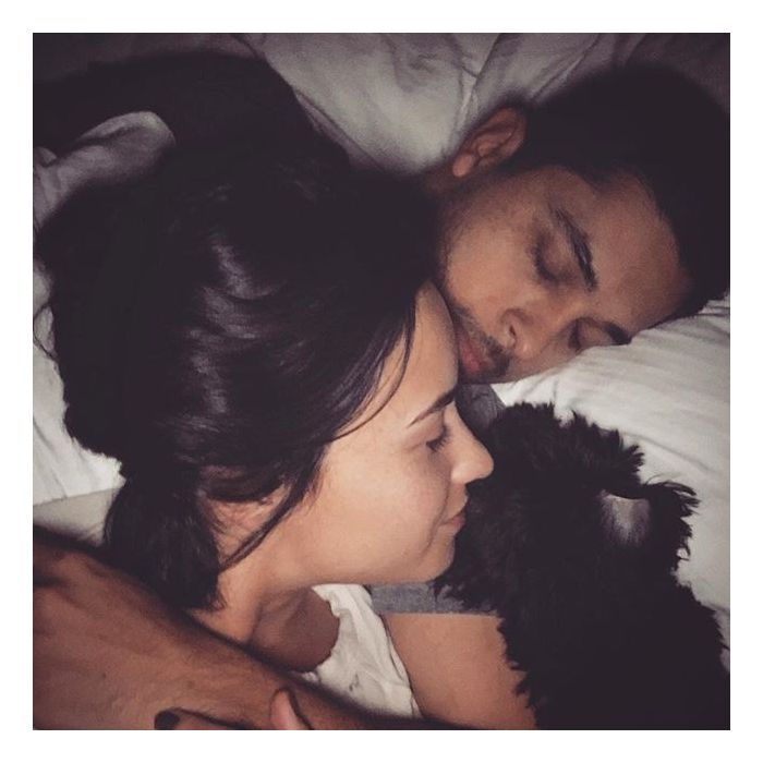 Demi Lovato e Wilmer Valderrama dormem agarradinhos. Tem como não shippar?
