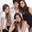 Camila Queiroz, de "Êta Mundo Bom", e as irmãs ao lado da mãe Eliane Tavares   