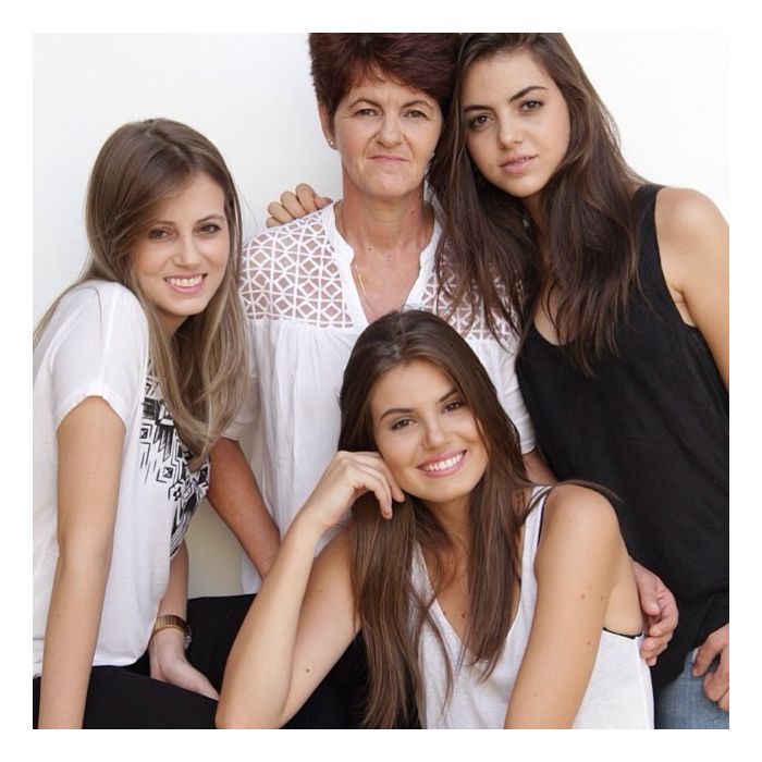 Camila Queiroz, de &quot;Êta Mundo Bom&quot;, e as irmãs ao lado da mãe Eliane Tavares   