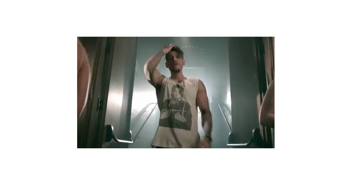Lucas Lucco no clipe Vai Vendo Purebreak