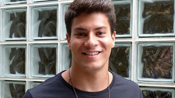 Arthur Aguiar, de "Êta Mundo Bom!", faz tatuagem junto com amiga e fãs aprovam o resultado!