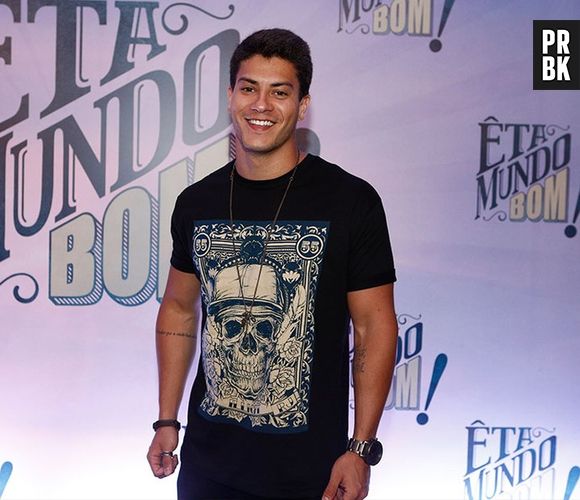 Arthur Aguiar já possuia outras duas tatuagens! Junto com amiga, ator tatuou a palavra "reciprocidade" no ante-braço